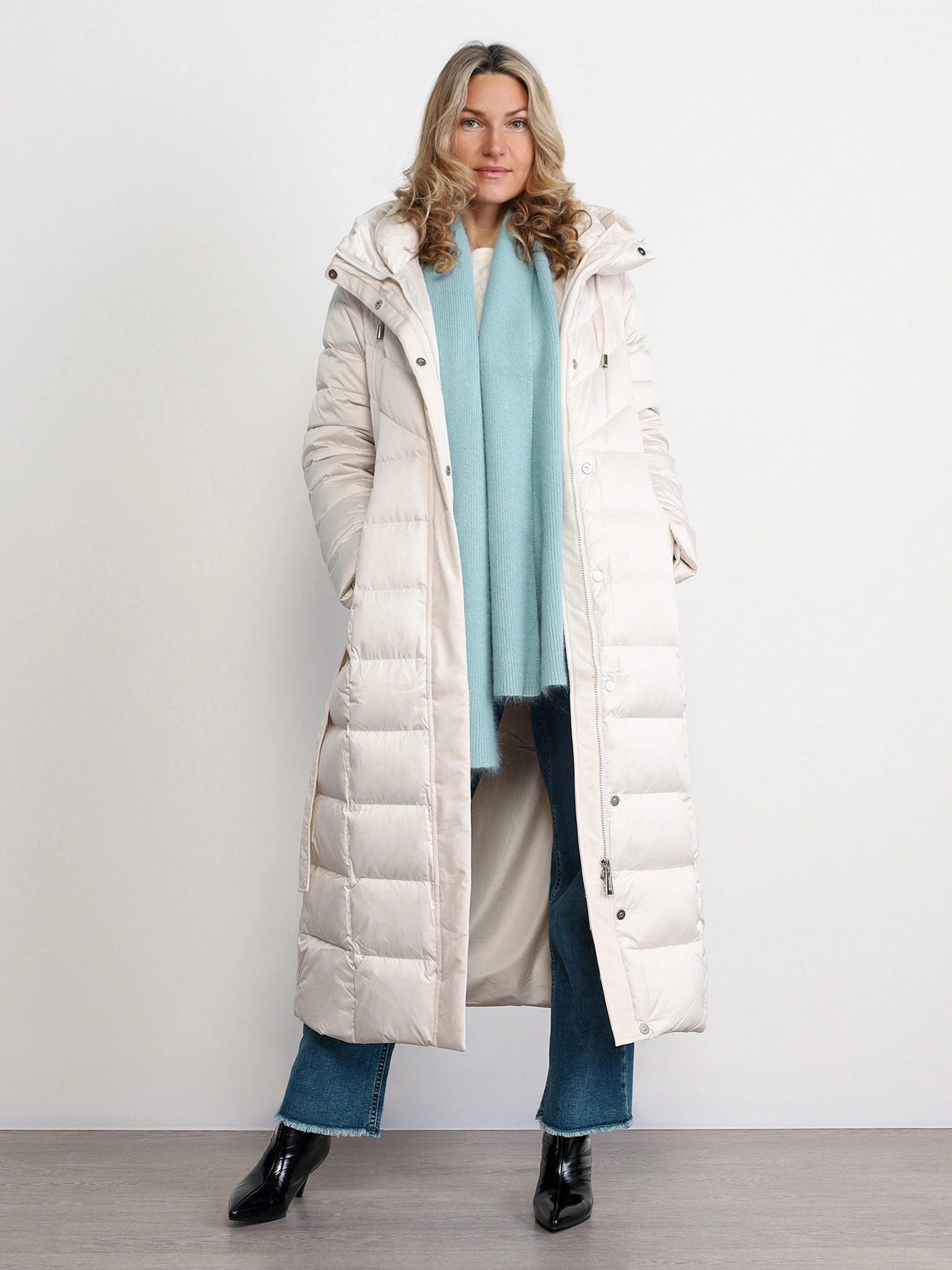 Пуховик светло-бежевого цвета с капюшоном